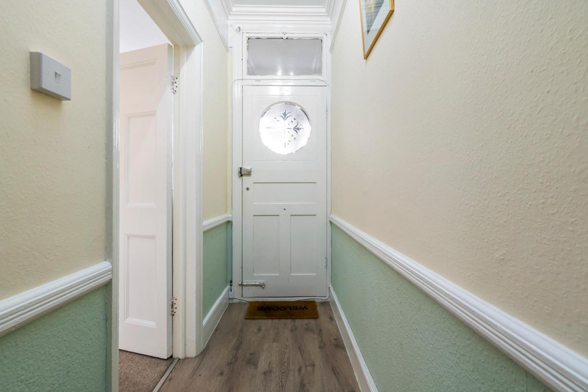 Modern 3 Bedroom Apartment In Wimbeldon Park 런던 외부 사진