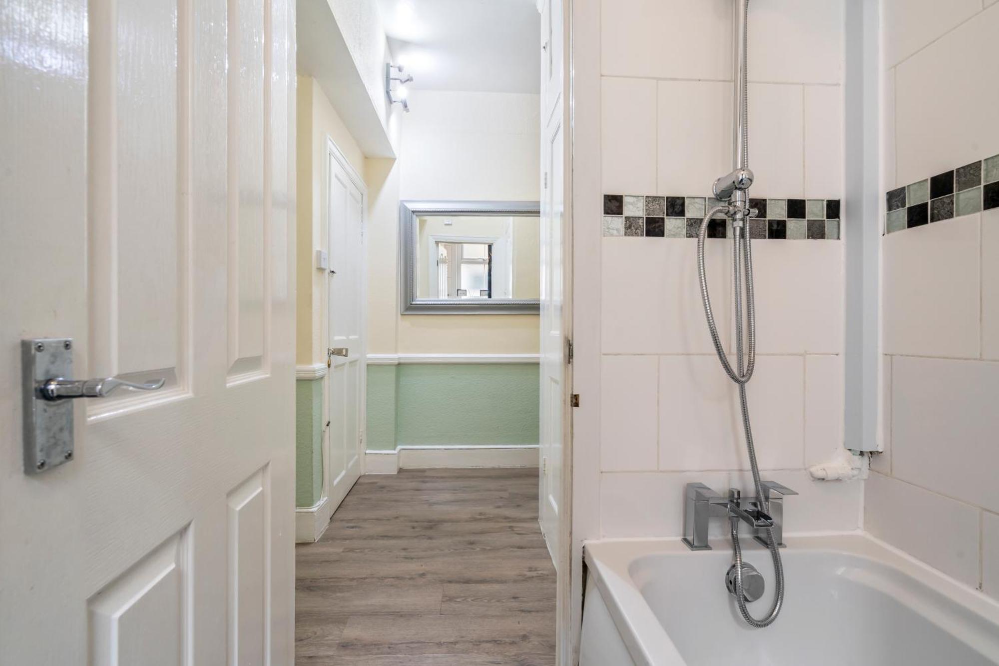 Modern 3 Bedroom Apartment In Wimbeldon Park 런던 외부 사진