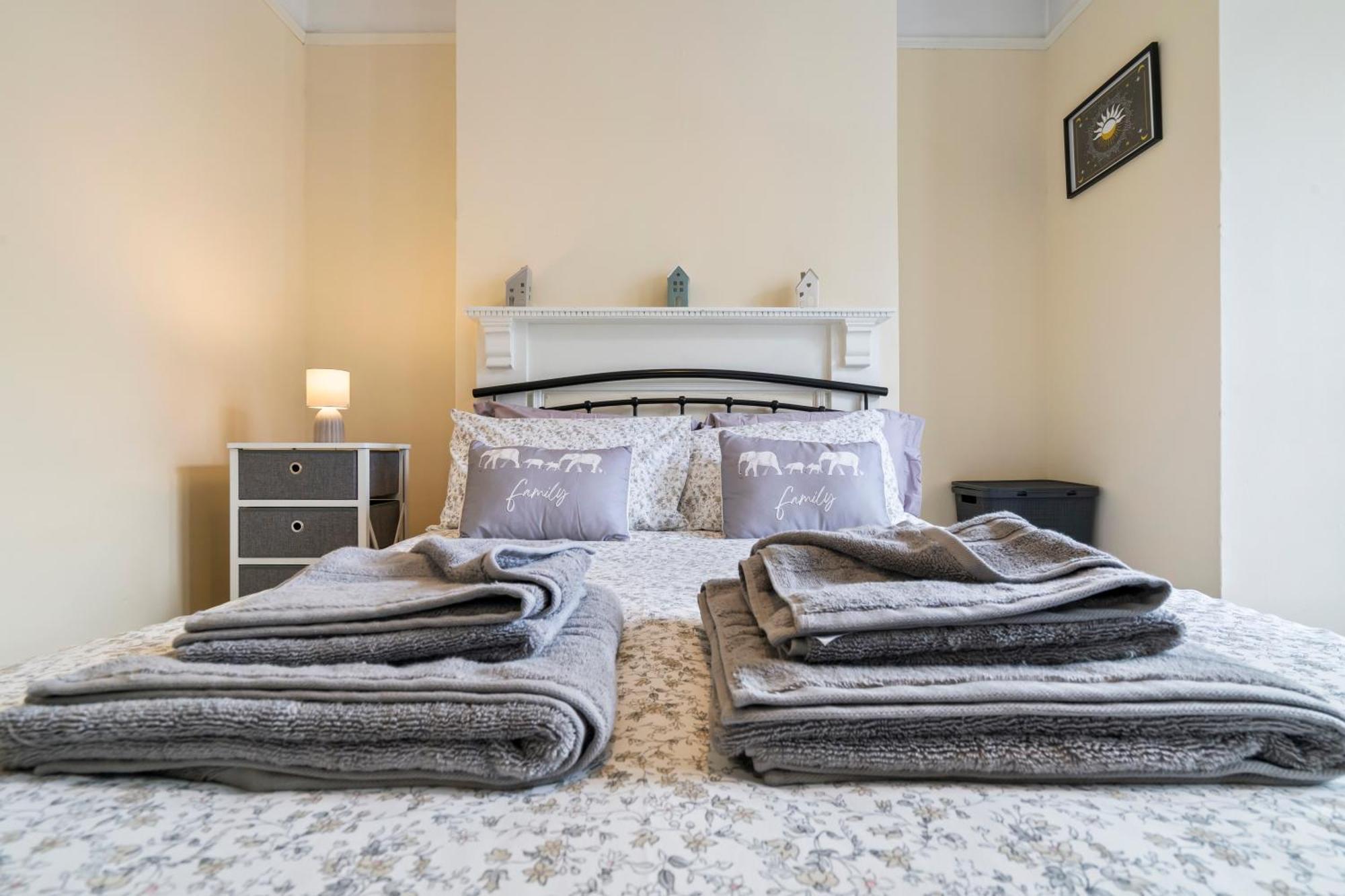 Modern 3 Bedroom Apartment In Wimbeldon Park 런던 외부 사진